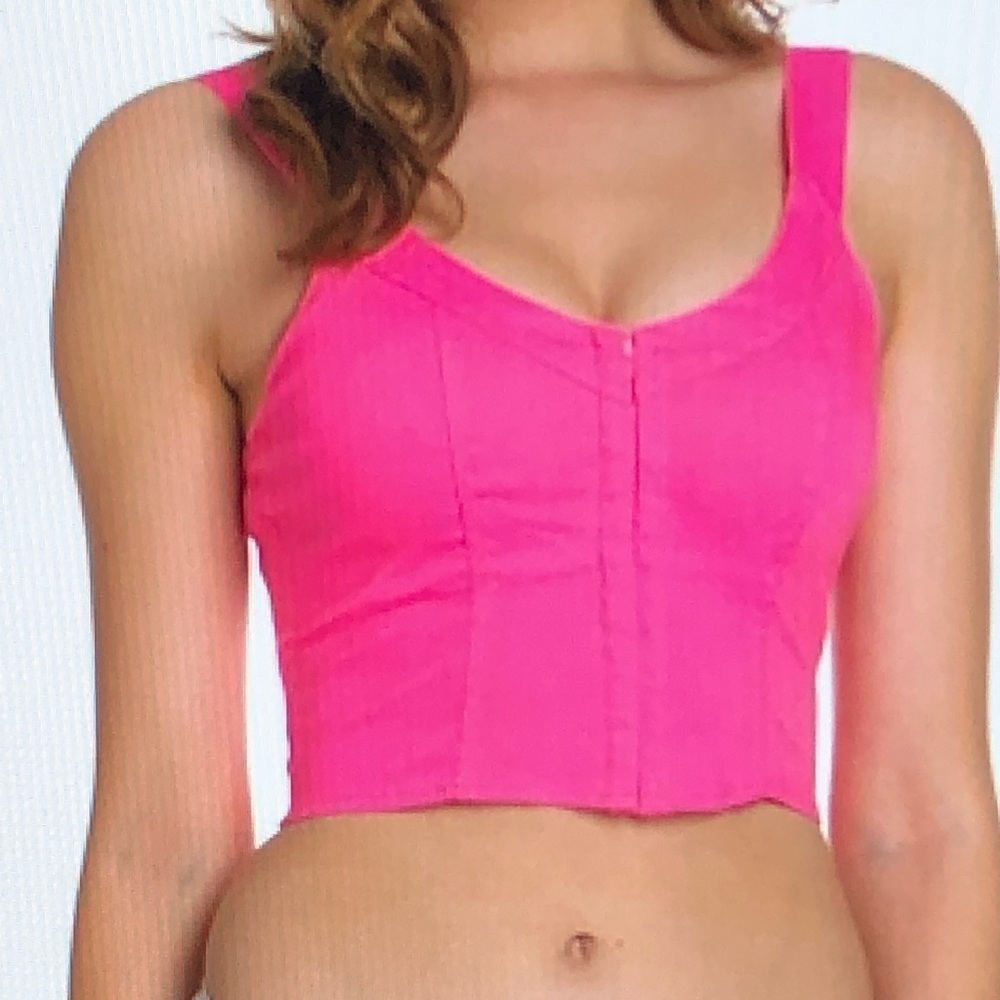👚 Strapped neon pink crop top
